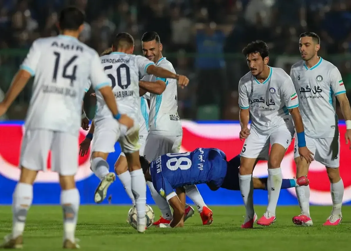 لبخند کاپیتان گلگهر بعد از محاصره مهاجم استقلال!