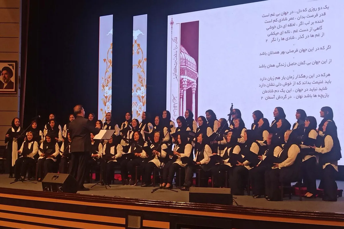 برگزیدگان مسابقه حافظخوانی دانشآموزان کیش تجلیل شدند