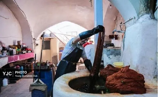 هنر اصیل رنگرزی سنتی قم در قاب تصویر