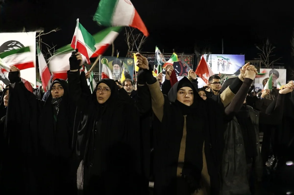 زنجیره انسانی ۱۱ کیلومتری حمایت از حجاب در مشهد
