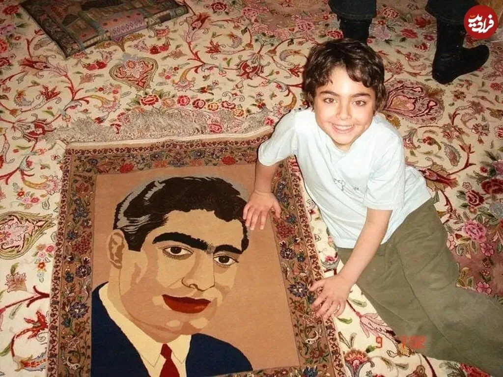 نوه فردین در کنار تصویر بافته شده از پدربزگش روی فرش + عکس