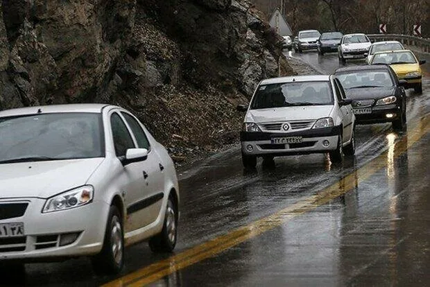 آخرین وضعیت ترافیکی در جاده های شمالی؛ بارش باران و مه گرفتگی در ۲ مسیر پر تردد