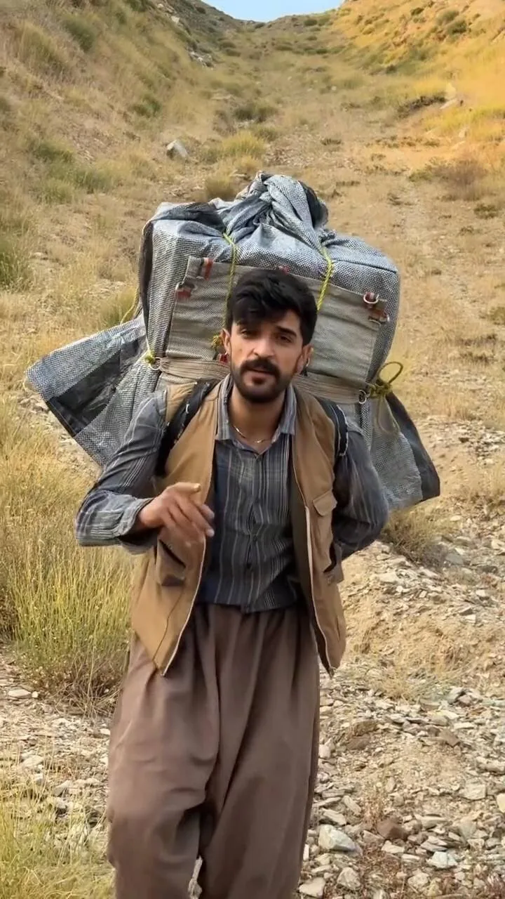 جزئیات کمتر شنیده شده از درآمد و خطرهای یک کولبر | بلاگر کولبر کردستانی: ۲ میلیون تومان دستمزد ۶۰ کیلو بار و ۱۰ کیلومتر راه است | از ۱۳ سالگی کولبرم