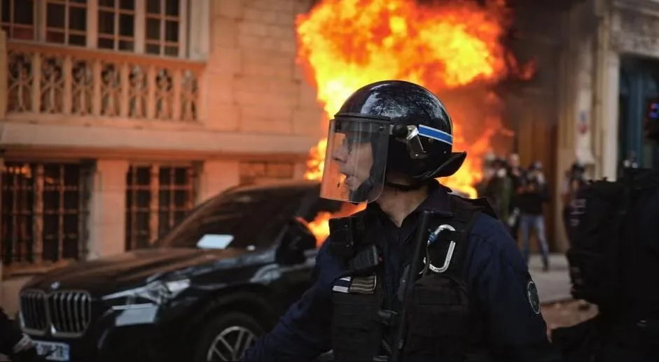 جدال چپ و راست بر سر آینده فرانسه | آیا اعتراضات خیابانی معادلات انتخاباتی را تغییر میدهند؟ | مکرون، دوگل نیست