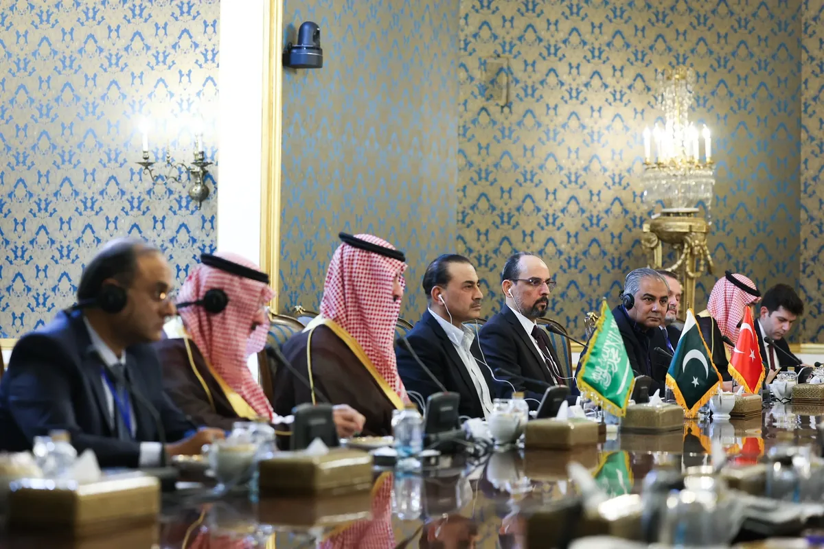 رویترز به نقل از یک مقام ارشد ایرانی: تهران پیش از آنکه آمریکا به مطالباتش پاسخ دهد، درباره برنامه هستهای خود مذاکره نخواهد کرد / گفتوگوهای تهران با اعضای پیمان دفاعی مکه، شامل پرونده هستهای ایران نمیشود