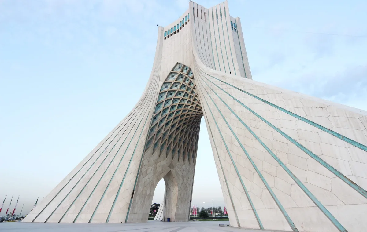 برج آزادی تهران؛ از تاریخچه و معماری تا تماشای داخل برج