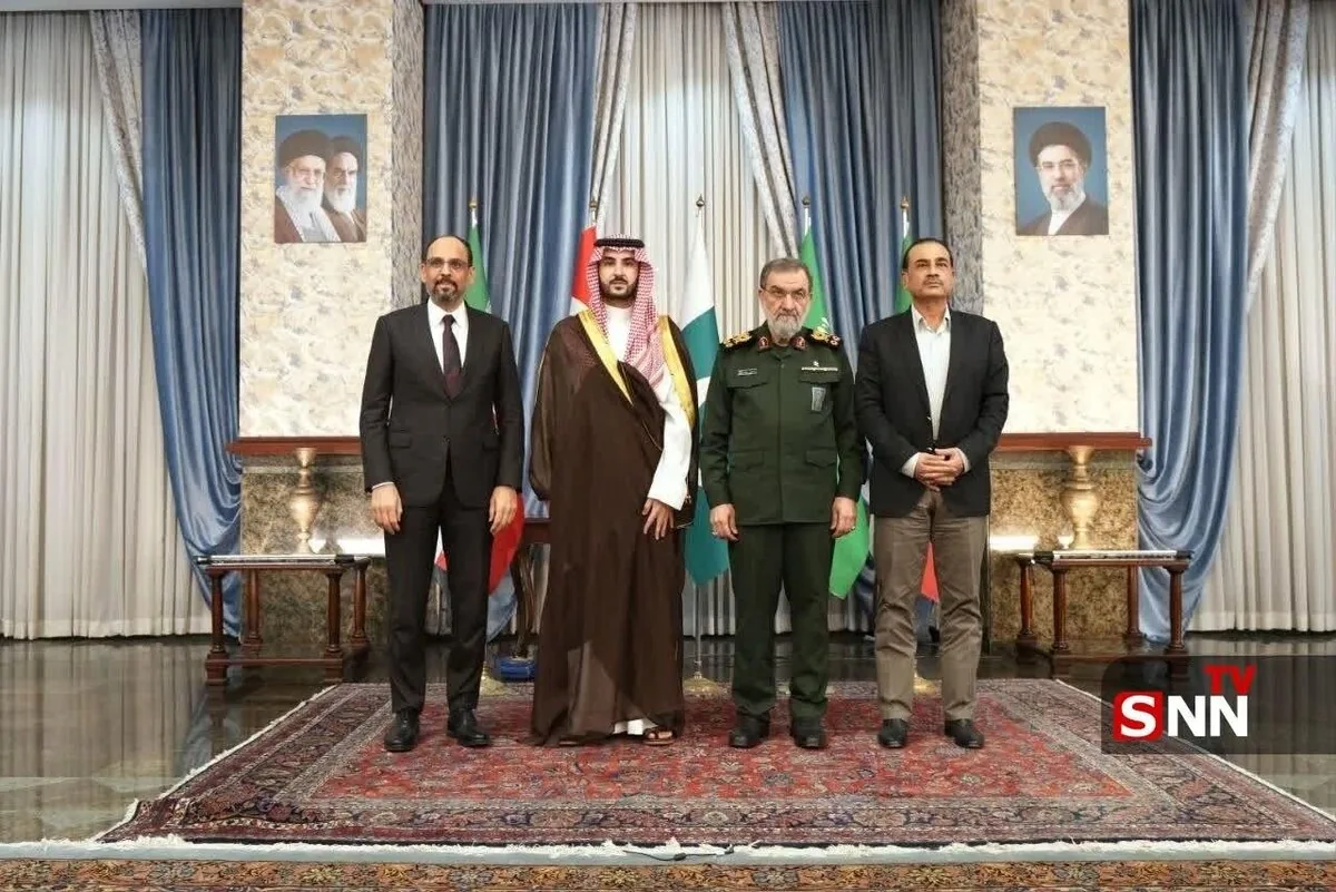 قابی از سردار رضایی در کنار نمایندگان ترکیه، عربستان سعودی و پاکستان