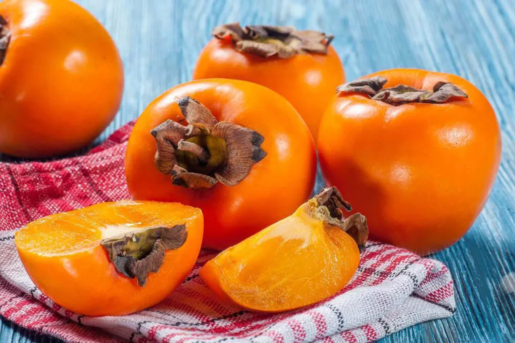 نگهداری خرمالو در یخچال؛ رسیده و نارس را چطور تازه نگه داریم؟