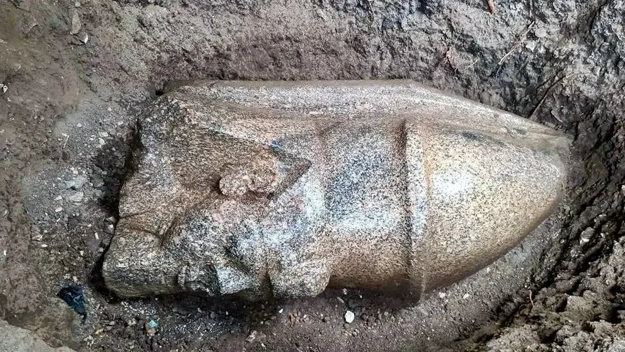 مردی سنگی مرموز را مقابل خانهاش پیدا کرد که گنجی ۳۳۰۰ ساله بود!