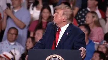 قطع مکرر سخنرانی ترامپ در ایالت سرنوشت ساز جمهوریخواهان/ ترامپ: از سالن گم شوید بیرون! شماها مزدور دول خارجی هستید