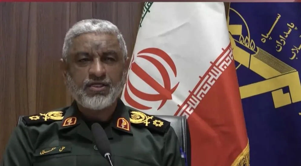 دریادار عظمایی: ناوهای آمریکایی جرات نزدیک شدن به تنگه هرمز را ندارند
