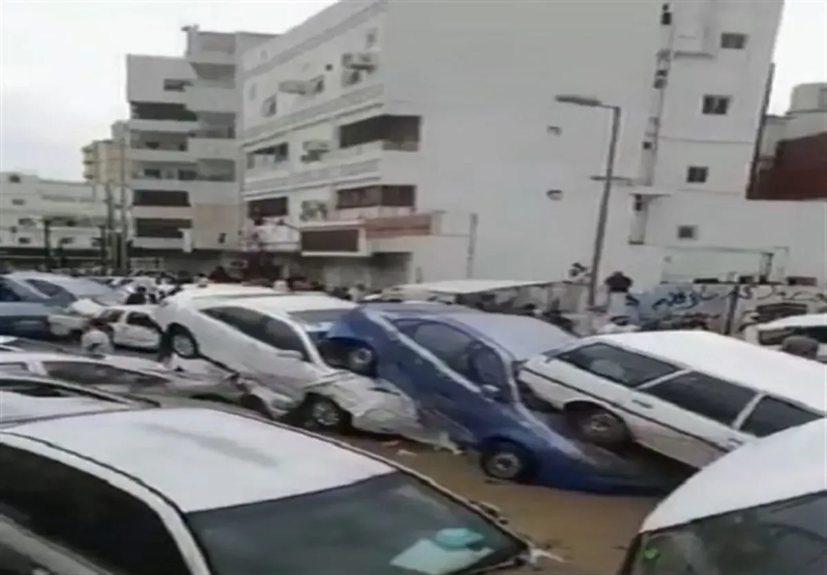 طوفان شدید در شمال عربستان دهها خودرو را تخریب کرد/ ویدئو