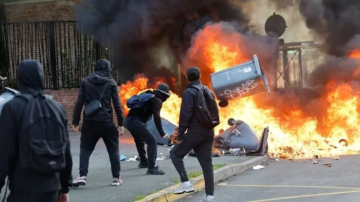 اعتراضات فرانسه به مرز انفجار رسید؛خطر سرایت به اروپا/ زنگ خطر برای یورو؛ بحران فرانسه بازار را نگران کرد/ پاریس دیگر جایی برای اشتباه ندارد