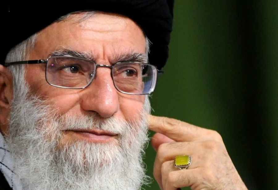به سر تیم حفاظت گفتم مراقب باشید دنبال زدن رهبر انقلاب هستند | آقامجتبی گفت جایی هستیم که دست هیچ بشری به ما نمیرسد! | ببینید