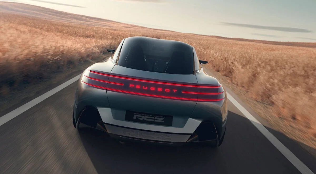 نمای عقب خودروی برقی پژو RCZ Vision با چراغ‌های LED سرتاسری قرمز، نوشته نورانی PEUGEOT و سقف شیشه‌ای در جاده