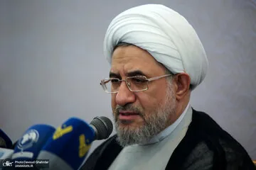 انتقاد روزنامه جمهوری اسلامی از عضو مجلس خبرگان: به پزشکیان توصیه می کنید در باره نهج البلاغه حرف نزند اما خودتان در باره همه چیز حرف می زنید