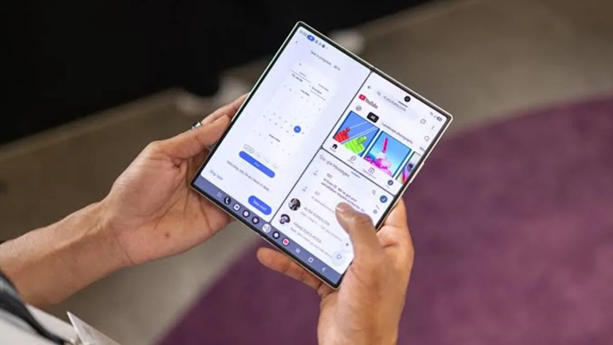 Galaxy Z Fold8 Ultra به یک نمایشگر داخلی 8.0 اینچی Foldable Dynamic AMOLED 2X مجهز شده که وضوح 2256 × 2504 پیکسل، تراکم حدود 422 پیکسل بر اینچ، نرخ نوسازی تطبیقی 1 تا 120 هرتز و حداکثر روشنایی 3000 نیت را ارائه می‌دهد. 