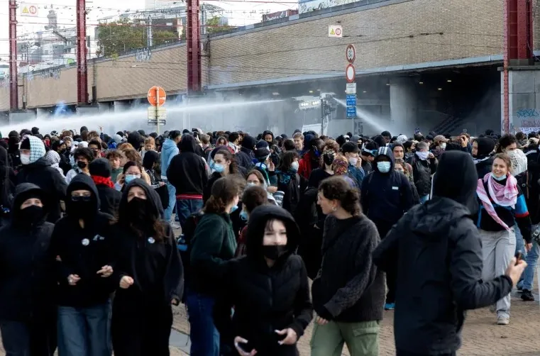 آتش اعتراض‌ها در کشور‌های اروپایی؛ استفاده گسترده از گاز اشک‌آور و ماشین‌های آبپاش علیه معترضان