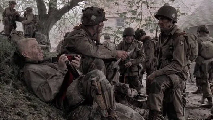 جوخه برادران (Band of Brothers) از مینی‌سریال‌های HBO که تک‌تک قسمت‌هایشان یک شاهکار هنری است