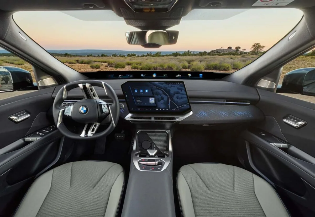 نمای کامل کابین BMW iX4 با فرمان چندمنظوره، نمایشگر مرکزی ۱۷.۹ اینچی، سیستم Panoramic iDrive و طراحی مدرن داشبورد