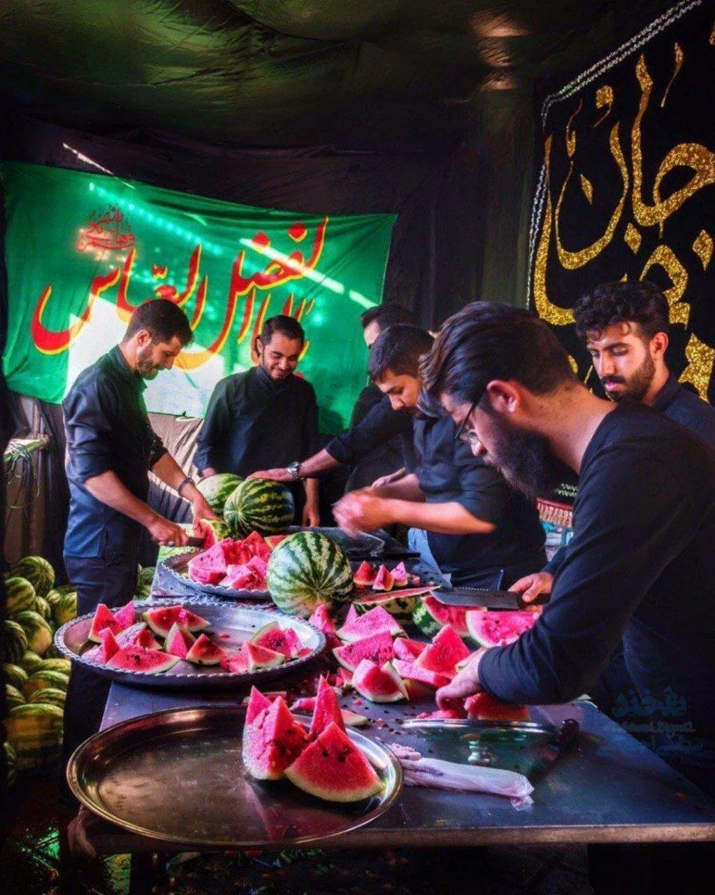 سفره‌ای از چلوکباب و قورمه‌سبزی تا خاکشیر و شربت زعفران؛ چگونه ایستگاه‌های صلواتی و موکب‌های پذیرایی نیازهای غذایی و عطش عزاداران را برطرف می‌کنند؟