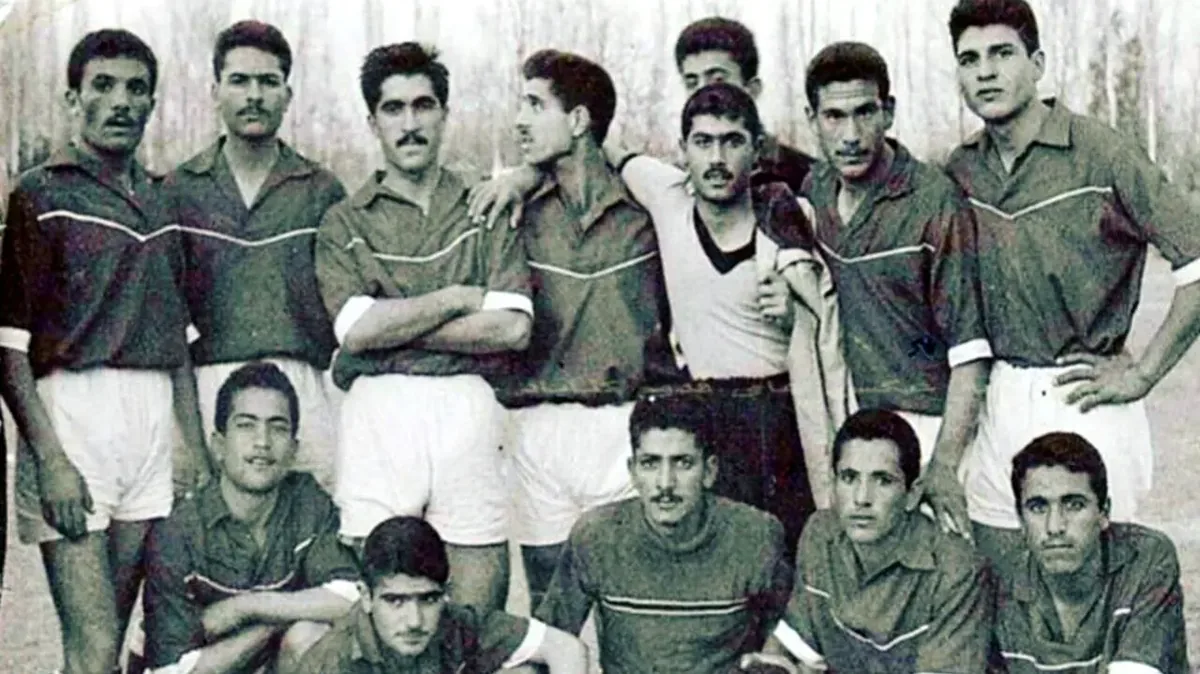 از زمین خاکی تا قله آواز؛ تصویری از شجریان در تیم آموزشگاههای مشهد