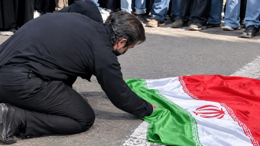 دانشجوی پرچمسوز برگشت! ؛ ببینید | هشدار دانشجویان انقلابی
