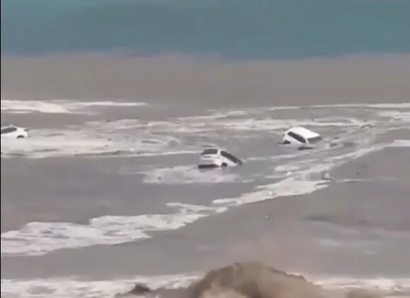 تصاویری عجیب از خودروهای شناور وسط دریا! | ویدئو