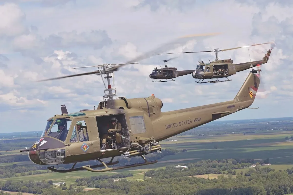 چرا هلیکوپتر مشهور UH-1 Iroquois در جنگ ویتنام همیشه با درهای باز پرواز میکرد؟