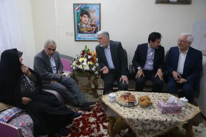 وزیر فرهنگ و ارشاد اسلامی با خانواده شهید احمد گریوانی دیدار کرد
