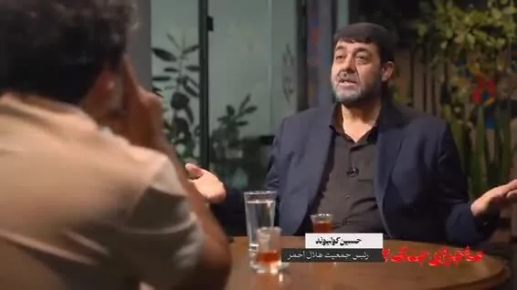 من خودم در خیابان کریمخان تهران دیدم برخی اغتشاشگران داس و تفنگ در دست داشتند