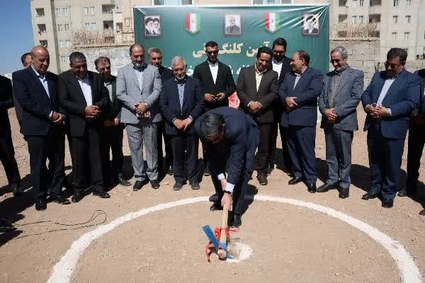 خبرنگاران کرمانی مدرسهساز شدند؛ کلنگزنی دبستان ۹ کلاسه شهدای خبرنگار
