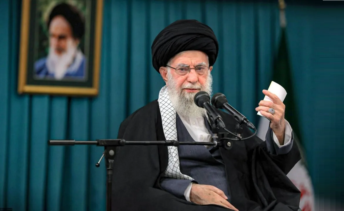 رهبر شهید انقلاب: اختلافات سیاسی نباید به وحدت ملی آسیب بزند