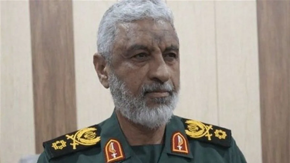 سردار عظمایی: آمریکاییها ۷۰۰ کیلومتر از تنگه هرمز فاصله گرفتهاند