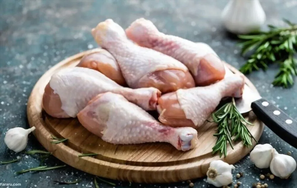 رئیس اتحادیه مرغداران گوشتی: با وجود افزایش اخیر، مرغ هنوز به قیمت واقعی خود نرسیده/ طی سه ماه گذشته، مرغداران محصولات خود را با حداکثر ۱۱۵ درصد افزایش قیمت روانه بازار کردند و به ازای هر کیلوگرم، بین ۸۰ تا ۱۰۰ هزار تومان متضرر شدند/ زیان روزانه مرغداران در این مدت بین ۶۰۰ تا ۷۰۰ میلیارد تومان بوده