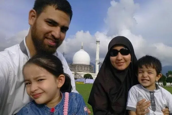 سرباز روح‌الله رضوی و همسر و فرزندانش