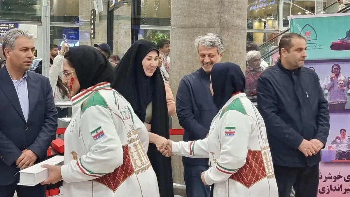 استقبال از مدالآوران پاراآسیایی در فرودگاه امام خمینی(ره)/ از خداحافظی احساسی ایزدیار تا تقدیم مدالها به شهدای میناب
