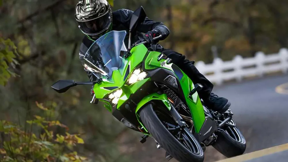 نگاه اولیه به Kawasaki Ninja 500 مدل ۲۰۲۷؛ همان کاربردپذیری همیشگی با ۱۰۰ دلار افزایش قیمت