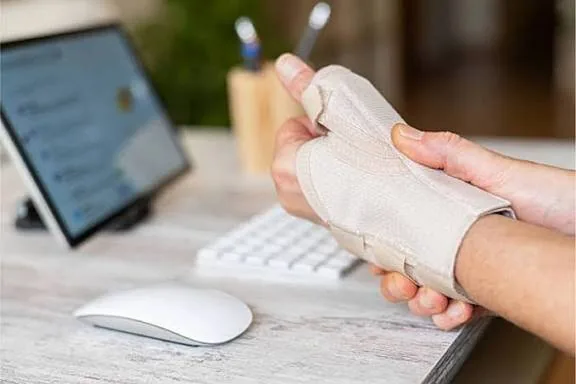 از گزگز انگشتان تا درد مچ؛ عوارض پنهان زندگی دیجیتال + ۳ راهکار طلایی برای پیشگیری
