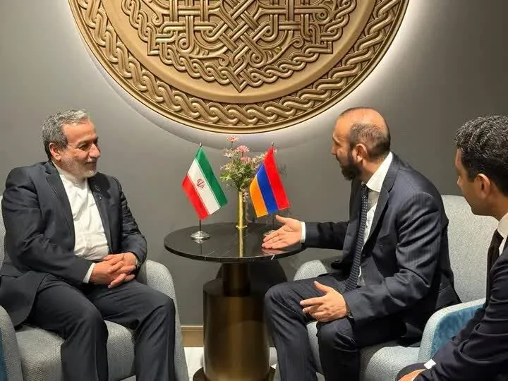 رایزنی تلفنی عراقچی با وزیر خارجه ارمنستان درباره آخرین تحولات منطقهای