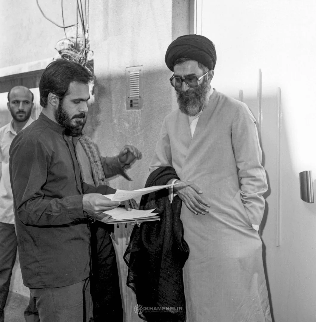 تصاویری از رهبر شهید انقلاب مقابل منزل مسکونی‌شان در جریان مراجعه مأموران سرشماری