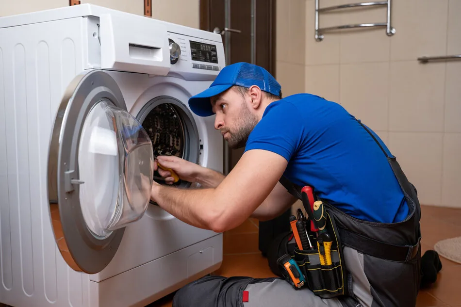 ماشین لباسشویی بوی بد می‌دهد چیکار کنیم؟؛ مهم‌ترین دلایل بوی بد ماشین لباسشویی