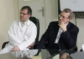 شوخی علی لاریجانی: به ازای هر کلمه انگلیسی که برادرم به کار می برد، یک روز از حقوقش کم کنید!
