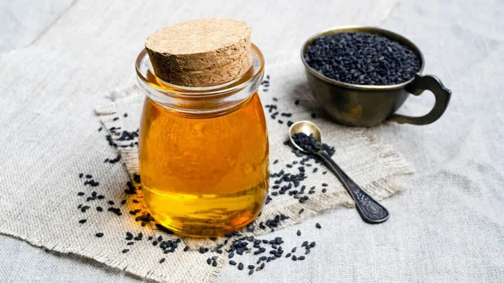 نحوه تشخیص روغن سیاه دانه اصل از تقلبی؛ رنگ روغن سیاه دانه اصل چه رنگی است؟