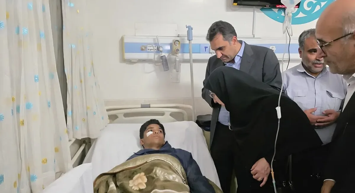 عیادت معاون وزیر آموزش و پرورش از دانش‌آموزان حادثه‌دیده در اردکان