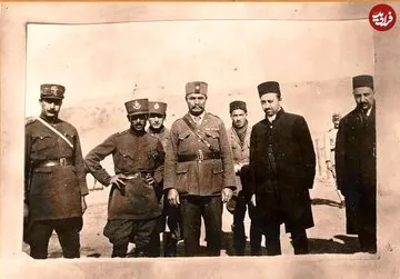 لحظه خروج محمدحسن میرزا، آخرین ولیعهد قاجاریه از ایران؛ سال ۱۳۰۴ / عکس