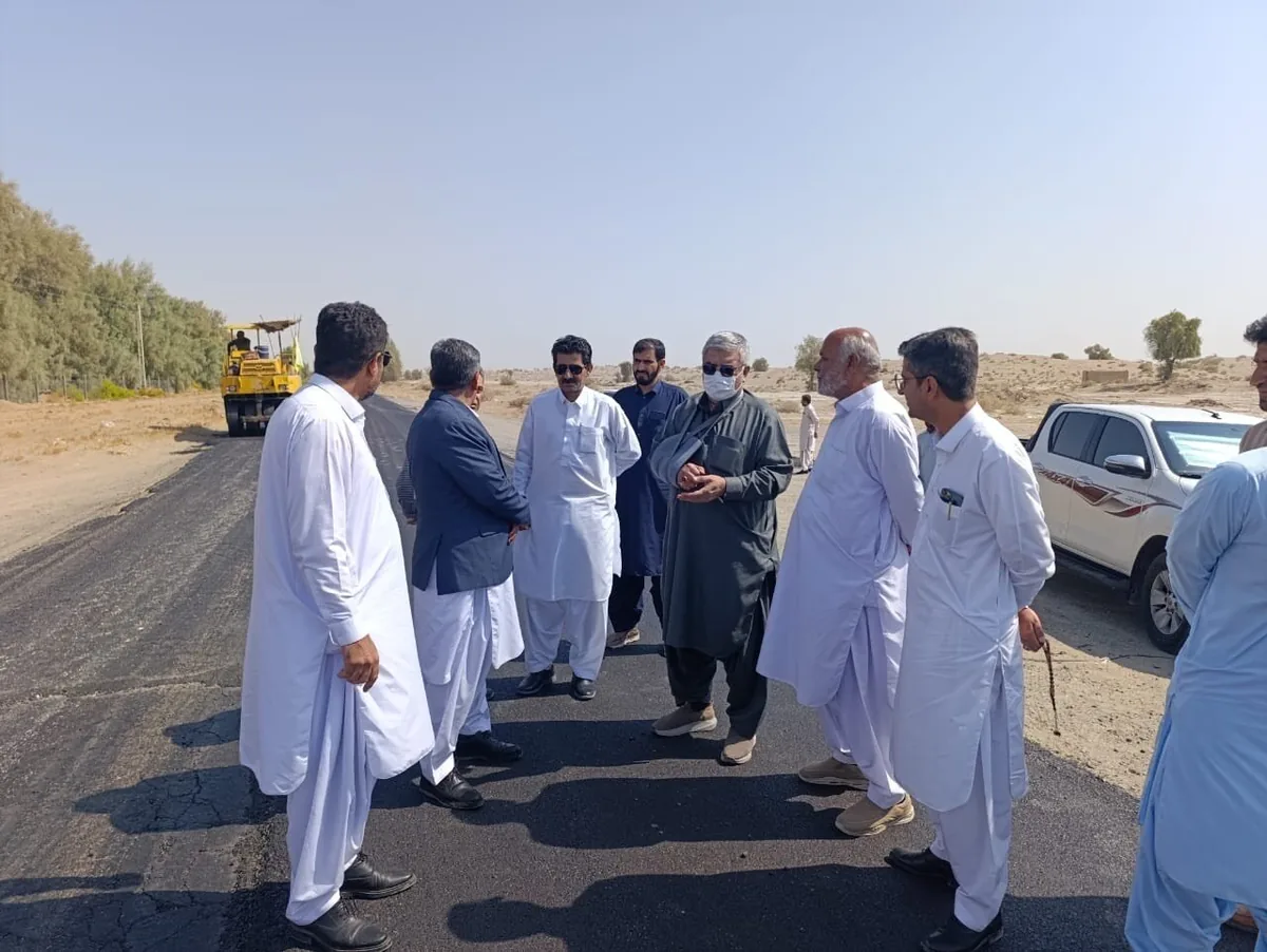 نماینده ایرانشهر از پروژه روکش آسفالت محور بمپور – جلگه چاه هاشم بازدید کرد