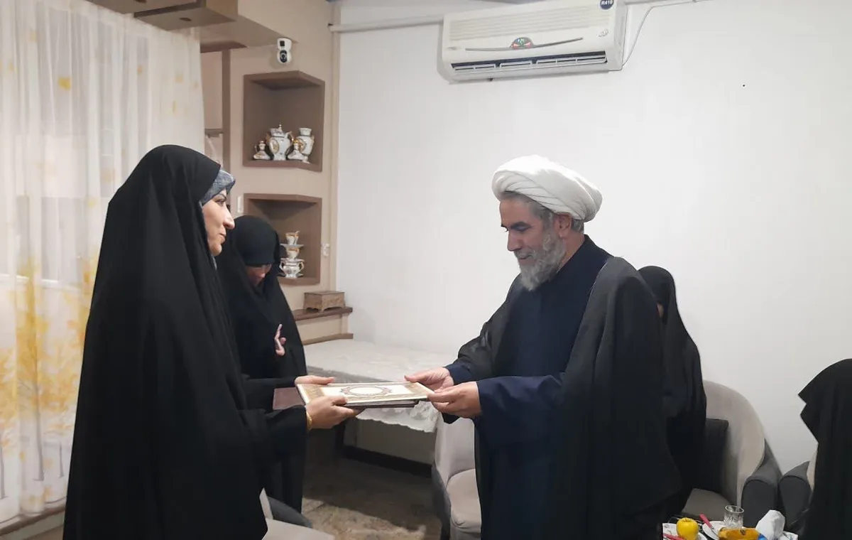طلبه استعداد برتر عرصه تحصیل و پژوهش حوزه علمیه خواهران قزوین تجلیل شد
