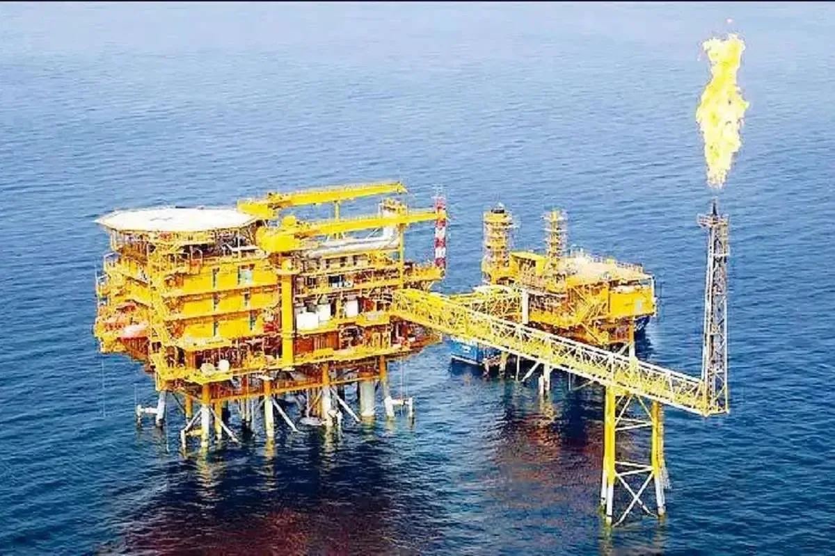 برت اریکسون، مدیر ارشد یک کمپانی تحلیل ریسک: اگر لغو معافیت تحریمهای نفتی ایران باعث شود که هر دو طرف دوباره یکدیگر را محاصره کنند، جز اینکه تهران اهرم فشار بیشتری به دست آورده، چه چیزی تغییر کرده؟ / ایران در این ۱۹ روز تقریباً دو برابر میزان معمول خود نفت صادر کرده، اما بقیه جهان حتی به سطح عادی صادرات هم نزدیک نشدهاند؛ در چه دنیایی بازگشت به وضعیت پیش از تفاهمنامه منطقی به نظر میرسد؟