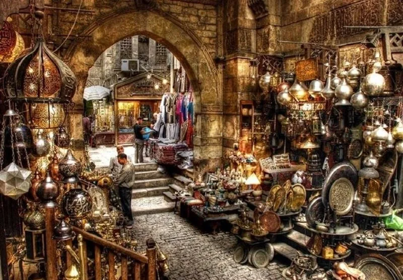 بازار سنتی یزد با معماری آجری و مغازه‌های محلی